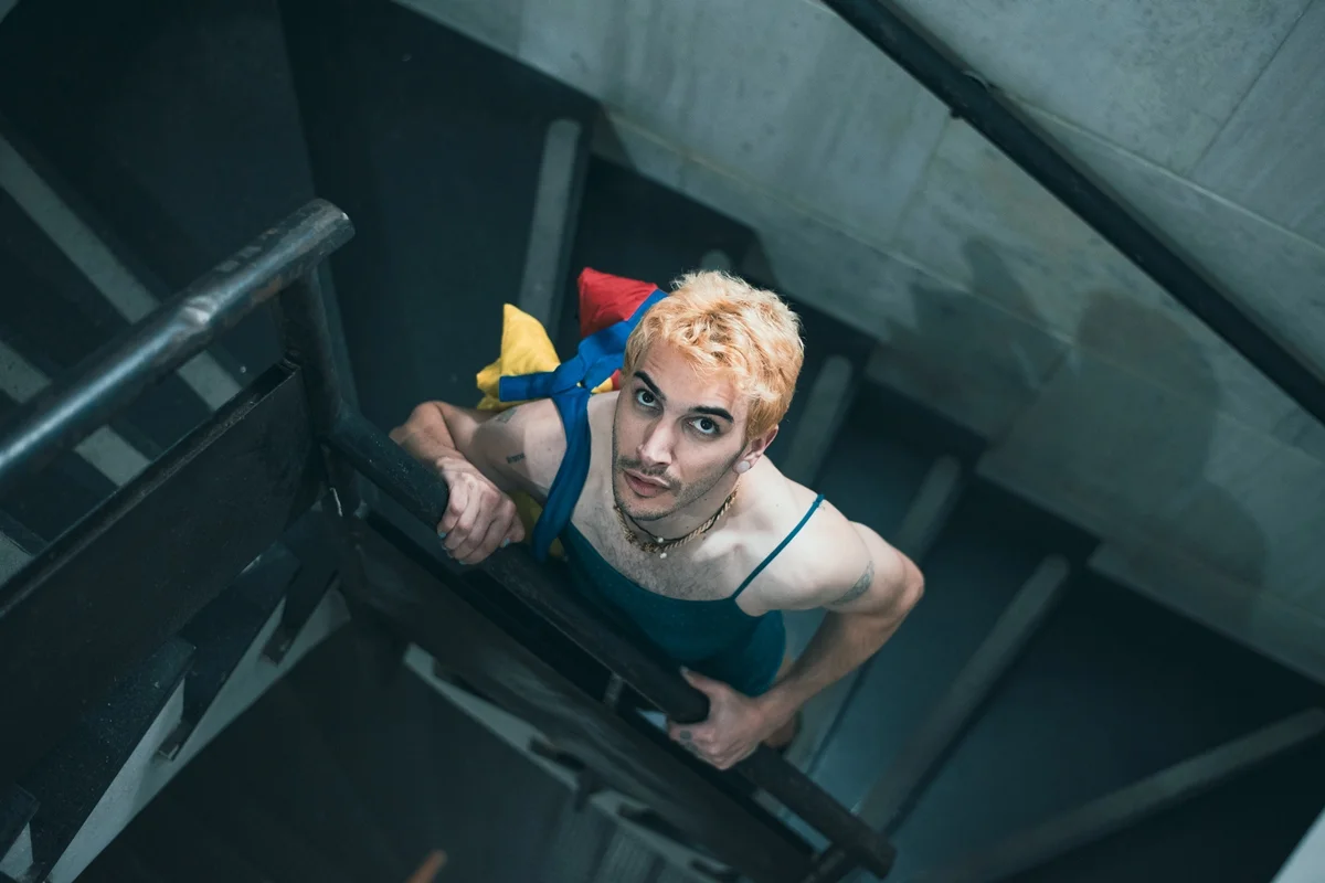Em London, o protagonista trabalha como dominador em uma casa de fetiches Em London, o protagonista trabalha como dominador em uma casa de fetiches