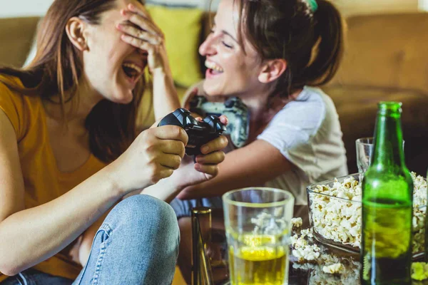 Foto mostra mulheres bebendo álool com os olhos tampados