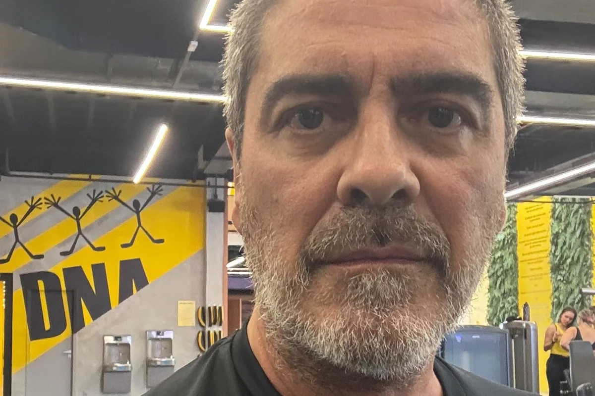 Junno Andrade posa sério para o Instagram Junno Andrade posa sério para o Instagram