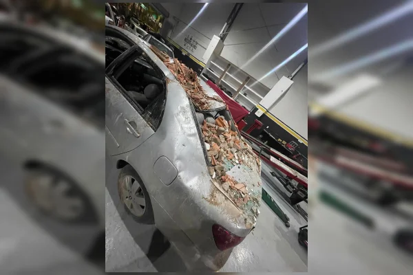 Parte de oficina desaba e atinge carros durante temporal em Arapoanga - destaque galeria Parte de oficina desaba e atinge carros durante temporal em Arapoanga - destaque galeria