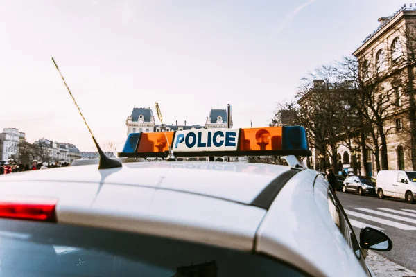 Foto colorida de viatura policial da França