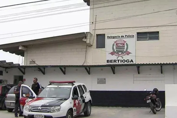 Imagem colorida de fachada de delegacia de Bertioga - Metrópoles