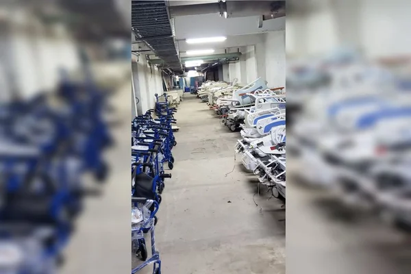 Corredor do Hospital de Base vira “depósito” de macas sem uso