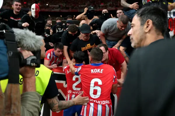 Imagem colorida de torcedores do Atlético de Madrid - Metrópoles