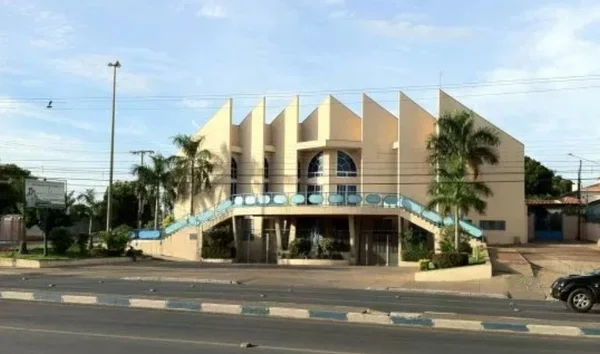 Para roubar igreja, ladrões fingem dormir e colocam dinheiro na cueca