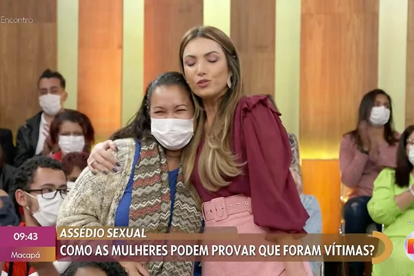 Patrícia Poeta consola professora vítima de assédio sexual