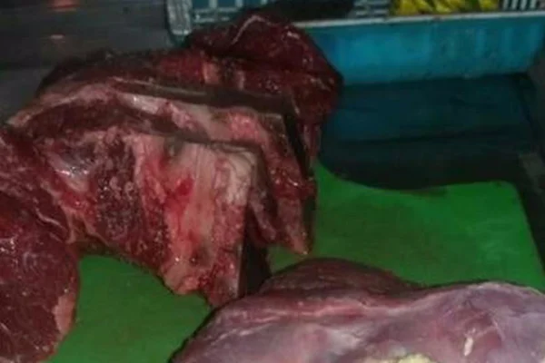Cliente compra carne com pus em mercado do Piauí e denuncia nas redes