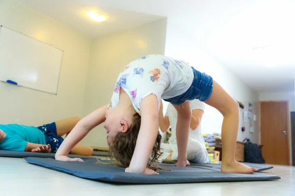 Eis alguns motivos para matricular seu filho na yoga o mais rápido possível