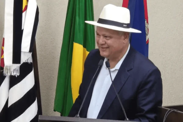 Imagem colorida de vereador do PSD que fez ataque homofóbico à colega durante audiência pública - Metrópoles