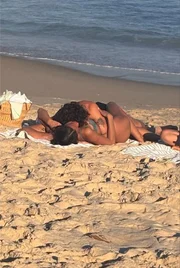 Fã fotografou Bruna Marquezine e Shawn Mendes na praia Fã fotografou Bruna Marquezine e Shawn Mendes na praia