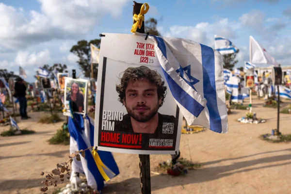 Foto colorida de cartaz com foto do refém Alon Ohel - Metrópoles