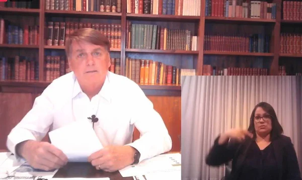 Em isolamento após viagem aos EUA, Bolsonaro faz live semanal