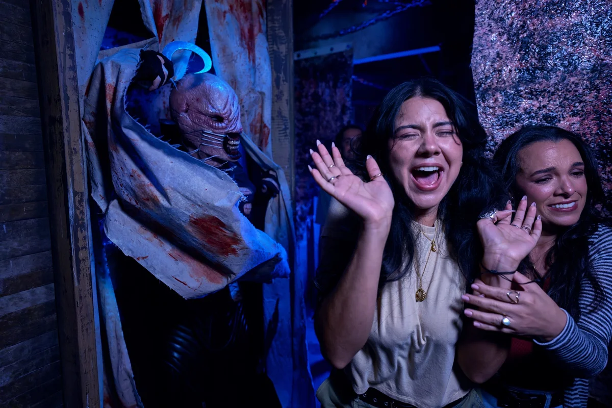 Visitantes passeiam pela casa Hellraiser Visitantes passeiam pela casa Hellraiser