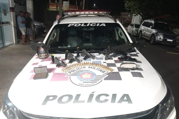 Pistolas e carabina apreendidas com atirador CAC, em Limeira, após ele brigar com vizinho por som alto - Metrópoles