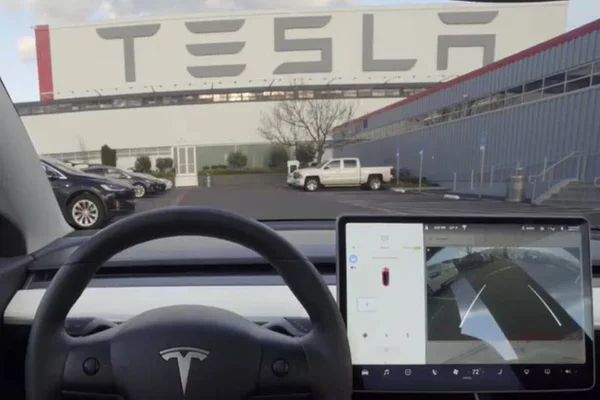 Tesla, de Elon Musk, é processada por “vazar” vídeos de clientes