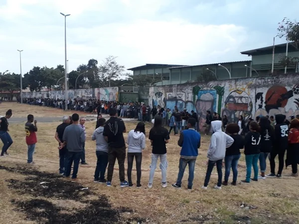 Alunos de escola fechada há dois anos se manifestam em Ceilândia
