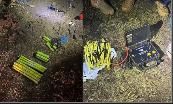 Em foto colorida explosivos da cor amarela em chão de terra - Metrópoles