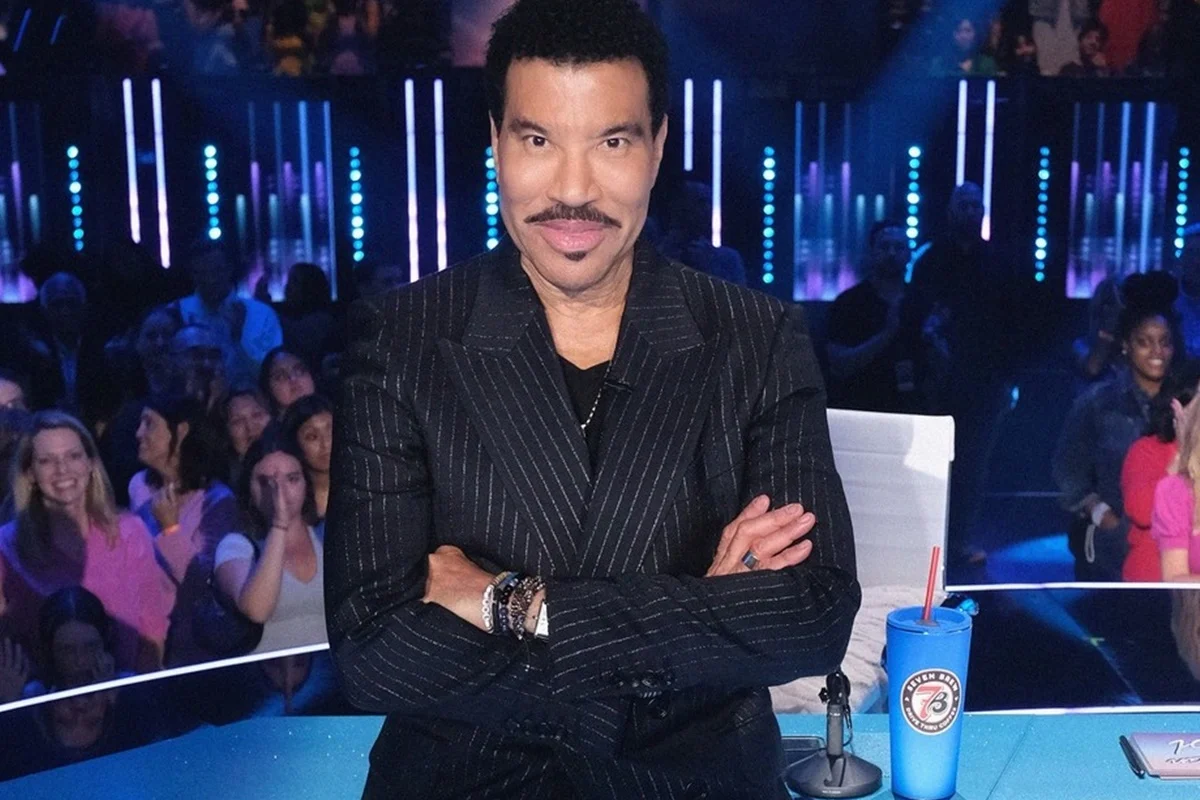 Lionel Richie posa com os braços cruzados para o Instagram Lionel Richie posa com os braços cruzados para o Instagram