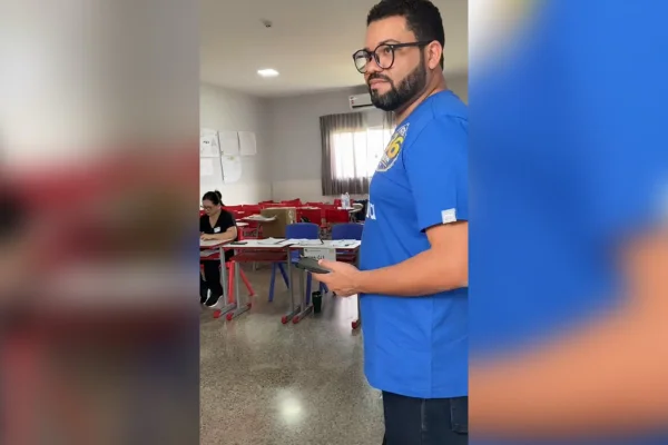 Elisson Ferreira em sala de votação