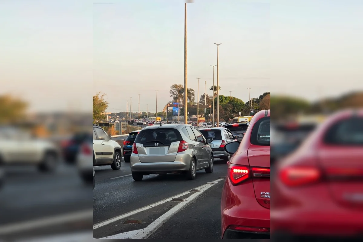 Segundo informações do Corpo de Bombeiros Militar do Distrito Federal (CBMDF), houve um derramamento de óleo na pista Segundo informações do Corpo de Bombeiros Militar do Distrito Federal (CBMDF), houve um derramamento de óleo na pista
