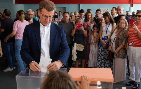 Imagem colorida de Alberto Núñez Feijóo, líder da direita espanhola