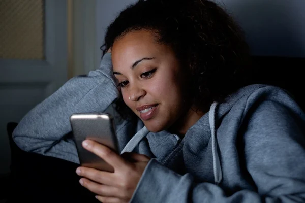 Happn revela a hora que as mulheres mais paqueram no aplicativo