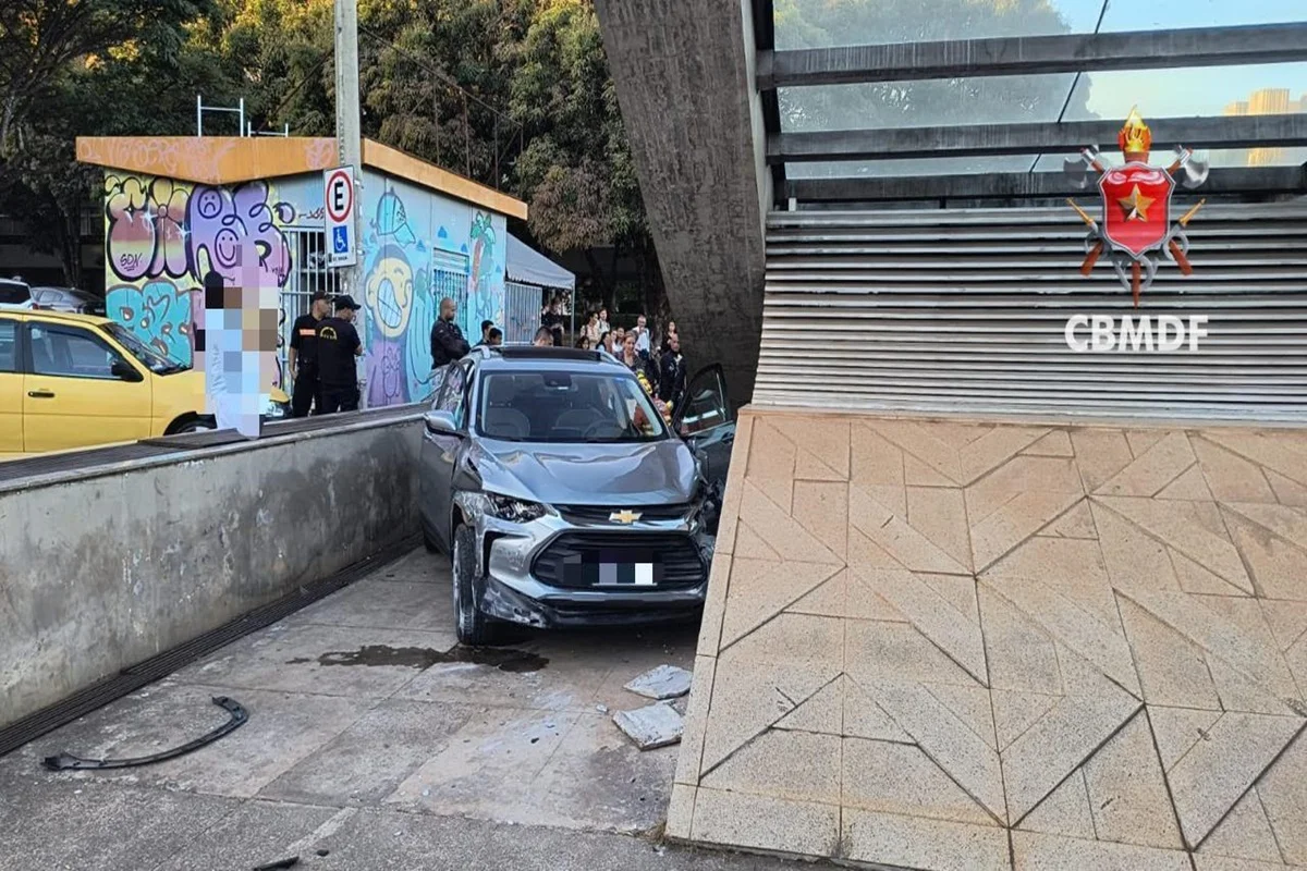 Veículo também atingiu a estrutura de vidro da entrada das escadas que levam ao subsolo Veículo também atingiu a estrutura de vidro da entrada das escadas que levam ao subsolo