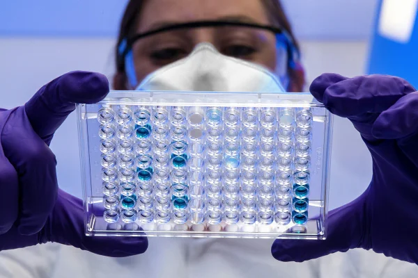 Imagem colorida mostra médica analisando material genético - Metrópoles