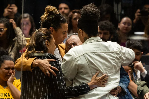 Imagem colorida de familiares de ANielle Franco se abraçando após resultado do Júri