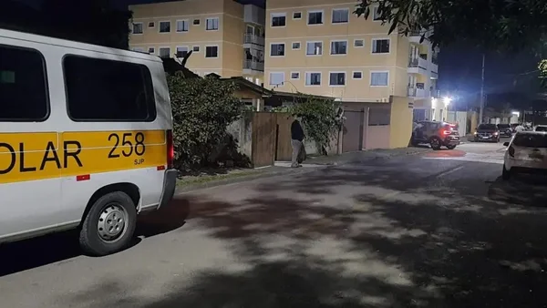 Imagem colorida de van que atropelou criança em São José dos Pinhais - Metrópoles