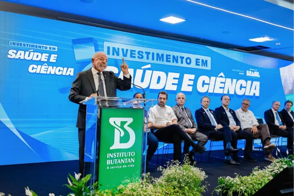 Presidente Lula durante cerimônia de anúncios relacionados à infraestrutura de produção de insumos e imunobiológicos no Auditório do Centro Administrativo do Butantan. São Paulo - Metrópoles