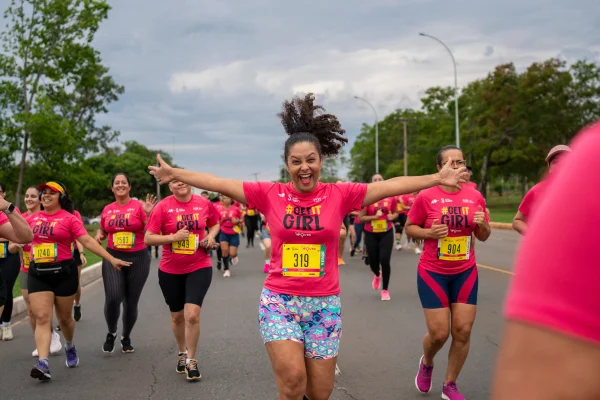 Fotografia colorida de mulheres em corrida-Metrópoles