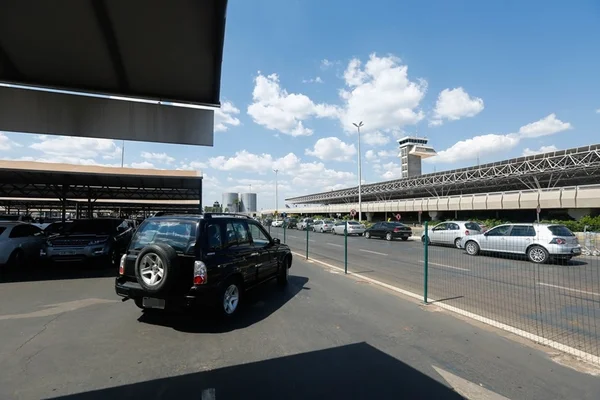 Com tornozeleira eletrônica, líder do PCC é preso no Aeroporto JK
