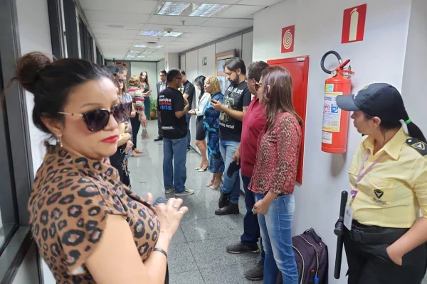 Imagem colorida de servidores grevistas no gabinete da presidência do INSS - Metrópoles