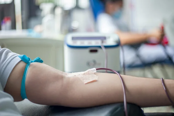 Fotografia colorida de uma pessoa tirando sangue | GDF | Fundação Hemocentro de Brasília (FHB)