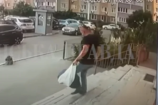 Imagem colorida de homem descendo as escadas