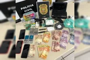 Dinheiro, celular e outras apreensões Dinheiro, celular e outras apreensões