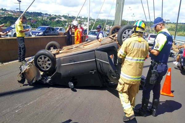 Motorista capota na Ponte JK, foge e abandona arma dentro do carro