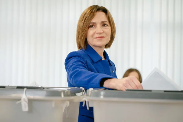 Imagem colorida de mulher usando terno azul