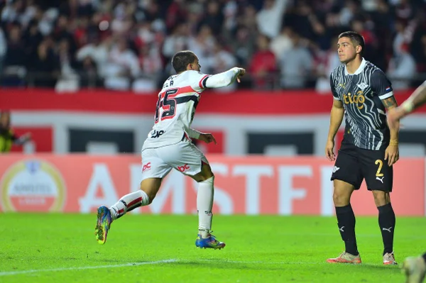 Imagem colorida do jogador Lucca comemorando gol pelo São Paulo - Metrópoles
