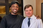 Vini Jr. e o médico Alessandro Alarcão. Vini Jr. e o médico Alessandro Alarcão.