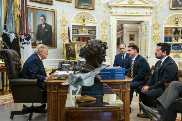 Donald Trump publica foto de encontro com Flávio Bolsonaro na Casa Branca