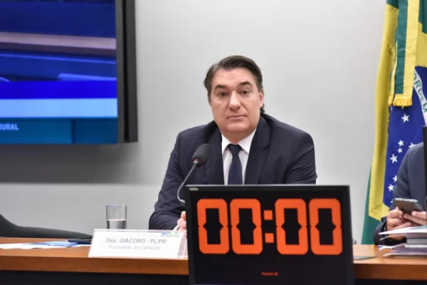 Novo presidente da Comissão de Agricultura da Câmara dos Deputados, dep. Giacobo (PL-PR) sentado na mesa da comissão frente a um microfone - Metrópoles