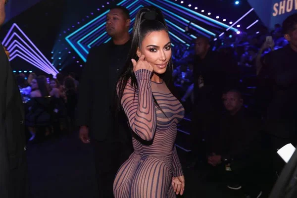 Celebridades erram nos looks do People’s Choice Awards 2018