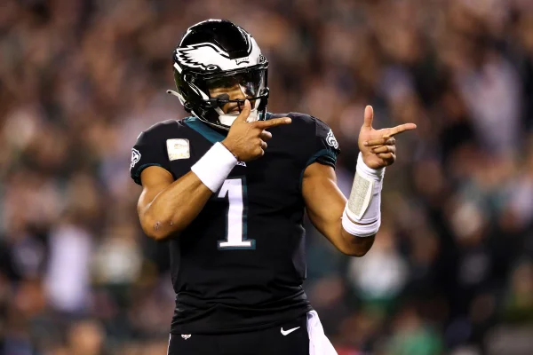 Hurts durante jogo contra o Packers pelo Eagles