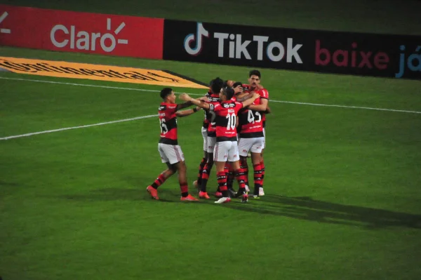 Sem sustos, Flamengo bate o Coritiba fora de casa na Copa do Brasil