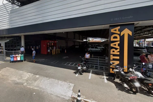 Imagem colorida mostra estacionamento de supermercado em Bauru onde homem foi esfaqueado - Metrópoles