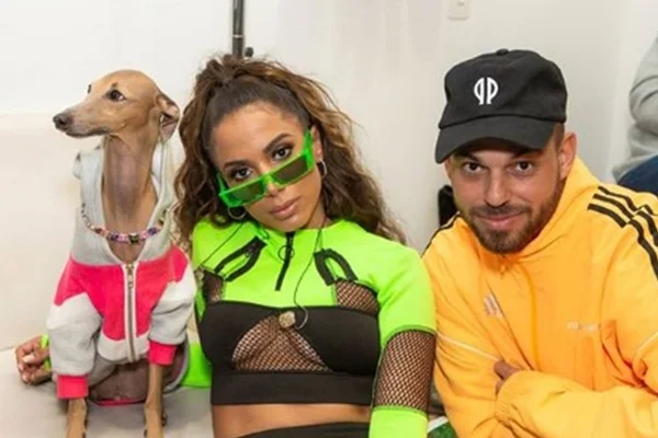Anitta recebe críticas após subir no palco do MTV Miaw com seu dog