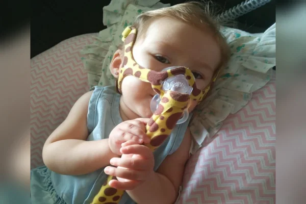 Bebê de 1 ano, com AME, é levada para Florianópolis após contrair Covid-19