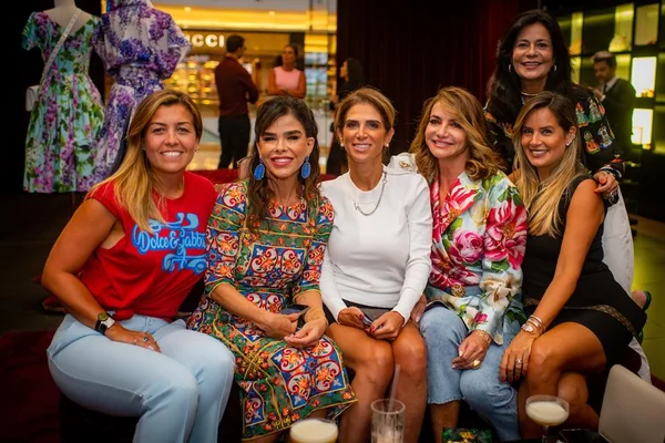 Vivianne Piquet comemora aniversário com happy hour na Dolce & Gabbana